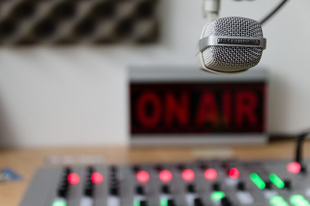 Lees meer over het artikel Radio-uitzending ‘Altijd Pijn’ – De Publieke Tribune